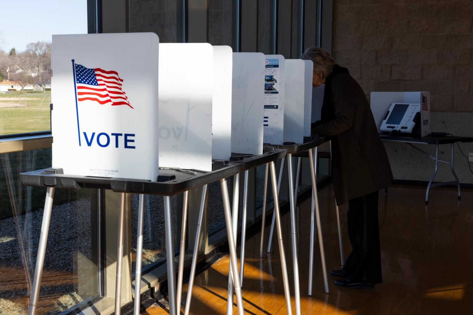 crypto-is-at-the-bottom-of-u-s-voters-priorities-heading-into-the-midterm-coindesk-survey-shows